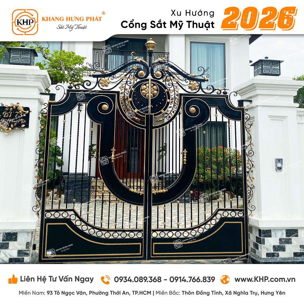Cổng sắt uốn Tân cổ điển (Mã số: KHP-2026-02) nổi bật với hai dải sắt dẹt bản lớn uốn chữ U đối xứng tâm, ôm trọn lấy đóa hoa hướng dương đúc nổi mạ vàng 24K quyền quý.