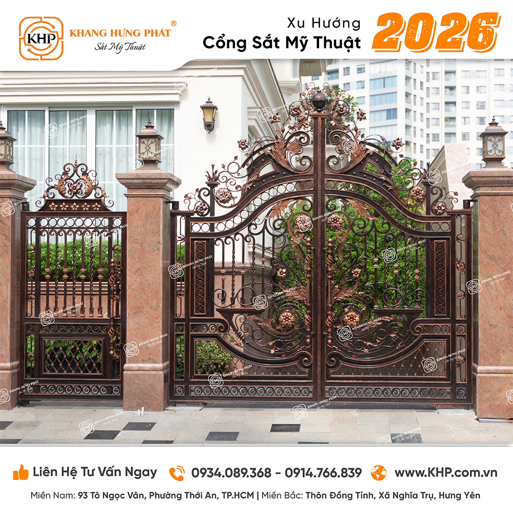 Cổng sắt nghệ thuật phong cách cổ điển lãng mạn (Mã số: KHP-2026-08), nổi bật với các chi tiết hoa hồng rèn nổi 3D sinh động, kết phối cùng hệ cột trụ bằng đá granite hồng cao cấp.