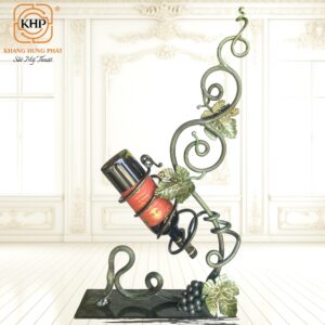 Kệ rượu sắt mỹ thuật để bàn cành nho lá uốn là mẫu kệ rượu 1 chai được gia công thủ công với dáng cao thanh thoát và họa tiết cành nho, lá nho uốn nghệ thuật. Sản phẩm giúp trưng bày chai rượu vang nổi bật, phù hợp decor phòng khách, quầy bar hoặc làm quà tặng sắt mỹ thuật.