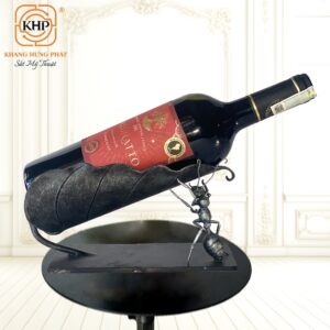 Kệ rượu sắt mỹ thuật để bàn hình con kiến trụ lá, tạo hình thủ công độc đáo, trưng bày 1 chai rượu vang. Phù hợp decor phòng khách, quầy bar và làm quà tặng.