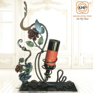 Kệ rượu sắt mỹ thuật để bàn hoa hồng bướm, tạo hình thủ công tinh xảo, trưng bày 1 chai rượu vang. Phù hợp decor phòng khách, quầy bar và làm quà tặng.